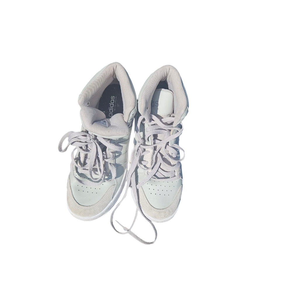 Athletic shoes